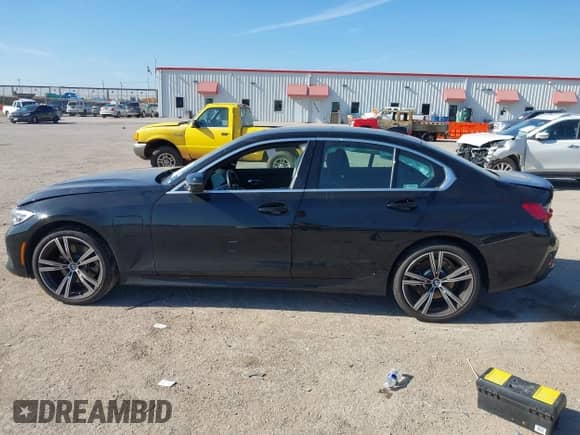 2021 BMW 3 Series 330e xDrive z VIN 3MW5P9J06M8B84969, wystawiony jako IAAI lot #41208810 z przebiegiem 34 199 mil mil oraz . Historia ofert i sprzedaży dostępna na DreamBid. Obrazek 14.