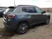 2019 Jeep Compass Latitude z VIN 3C4NJCBB1KT658449, wystawiony jako Copart lot #67523185 z przebiegiem 97 457 mil mil oraz Czysty tytuł • Clean title. Historia ofert i sprzedaży dostępna na DreamBid. Obrazek 3.
