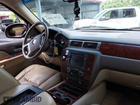 2009 Chevrolet Suburban LTZ z VIN 1GNFK36379J124126, wystawiony jako IAAI lot #42564602 z przebiegiem 210 343 mil mil oraz . Historia ofert i sprzedaży dostępna na DreamBid. Obrazek 5.