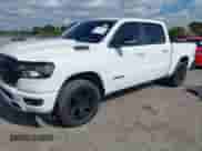 2021 Ram 1500 Lone Star z VIN 1C6RREFT1MN749997, wystawiony jako IAAI lot #41306635 z przebiegiem 59 451 mil mil oraz . Historia ofert i sprzedaży dostępna na DreamBid. Obrazek 17.