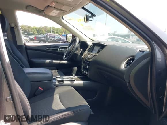 2018 Nissan Pathfinder SV z VIN 5N1DR2MM8JC645166, wystawiony jako IAAI lot #42666765 z przebiegiem 81 544 mil mil oraz . Historia ofert i sprzedaży dostępna na DreamBid. Obrazek 5.