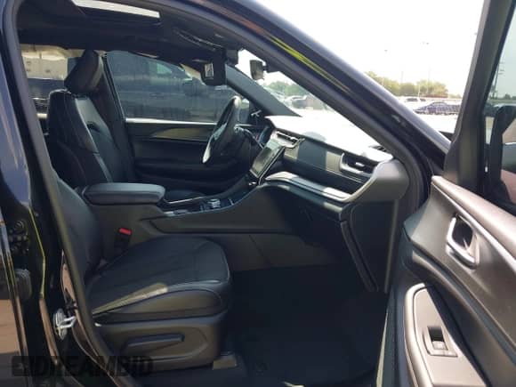 2024 Jeep Grand Cherokee Altitude z VIN 1C4RJGAGXR8580252, wystawiony jako IAAI lot #42432830 z przebiegiem 5 962 mil mil oraz . Historia ofert i sprzedaży dostępna na DreamBid. Obrazek 5.