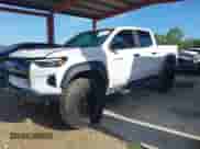 2025 Chevrolet Colorado 4WD ZR2 z VIN 1GCPTFEK6S1116979, wystawiony jako IAAI lot #42477737 z przebiegiem 7 667 mil mil oraz . Historia ofert i sprzedaży dostępna na DreamBid. Obrazek 2.