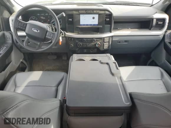 2023 Ford F-250 XL z VIN 1FT7X2BA2PEC84286, wystawiony jako Copart lot #57089975 z przebiegiem 11 321 mil mil oraz Szkoda całkowita • Salvage title. Historia ofert i sprzedaży dostępna na DreamBid. Obrazek 8.