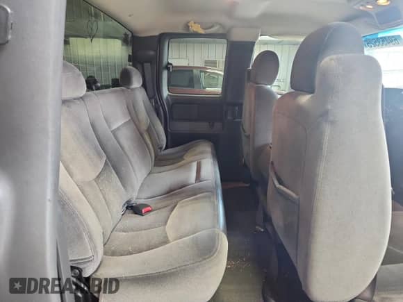 2005 GMC Sierra 1500 SLT z VIN 2GTEK19B551275045, wystawiony jako Copart lot #69453525 z przebiegiem 134 540 mil mil oraz Czysty tytuł • Clean title. Historia ofert i sprzedaży dostępna na DreamBid. Obrazek 10.