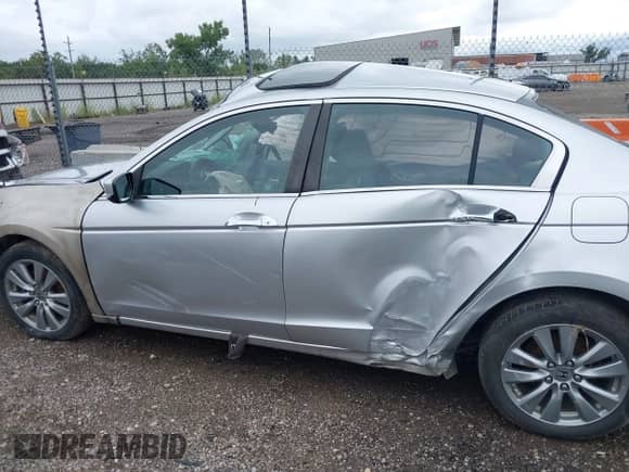 2011 Honda Accord EX z VIN 1HGCP3F74BA031216, wystawiony jako IAAI lot #43071390 z przebiegiem Nie podano mil oraz . Historia ofert i sprzedaży dostępna na DreamBid. Obrazek 13.