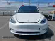 2022 Tesla Model Y Long Range z VIN 7SAYGDEE0NF451306, wystawiony jako IAAI lot #43253038 z przebiegiem 49 961 mil mil oraz . Historia ofert i sprzedaży dostępna na DreamBid. Obrazek 13.