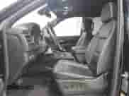 2023 Chevrolet Suburban Premier z VIN 1GNSKFKD1PR254643, wystawiony jako Copart lot #81303615 z przebiegiem 78 137 mil mil oraz Czysty tytuł • Clean title. Historia ofert i sprzedaży dostępna na DreamBid. Obrazek 7.