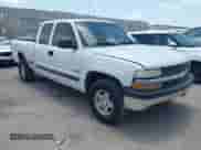 2000 Chevrolet Silverado 1500 LS z VIN 1GCEC19V9YZ170074, wystawiony jako IAAI lot #42453108 z przebiegiem 354 305 mil mil oraz . Historia ofert i sprzedaży dostępna na DreamBid. Obrazek 1.