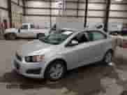 2014 Chevrolet Sonic LT z VIN 1G1JC5SH8E4131603, wystawiony jako IAAI lot #42896356 z przebiegiem 103 663 mil mil oraz . Historia ofert i sprzedaży dostępna na DreamBid. Obrazek 2.