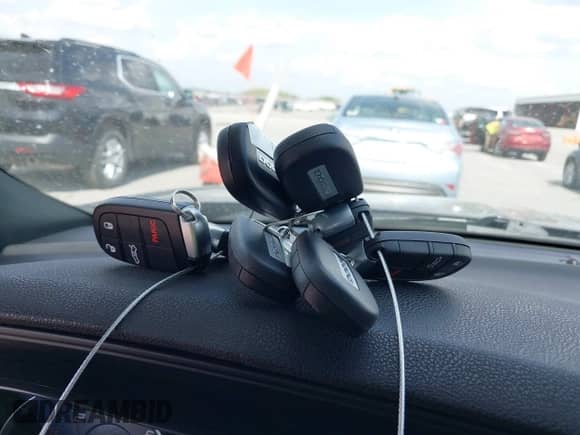 2020 Dodge Charger Police z VIN 2C3CDXKT9LH130462, wystawiony jako IAAI lot #42507238 z przebiegiem 129 994 mil mil oraz . Historia ofert i sprzedaży dostępna na DreamBid. Obrazek 11.