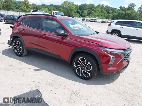 2025 Chevrolet Trax 2RS z VIN KL77LJEP2SC050513, wystawiony jako IAAI lot #42992036 z przebiegiem 18 114 mil mil oraz . Historia ofert i sprzedaży dostępna na DreamBid. Obrazek 1.