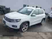 2016 Volkswagen Tiguan S z VIN WVGAV7AX6GW557671, wystawiony jako IAAI lot #41393245 z przebiegiem 92 586 mil mil oraz . Historia ofert i sprzedaży dostępna na DreamBid. Obrazek 17.