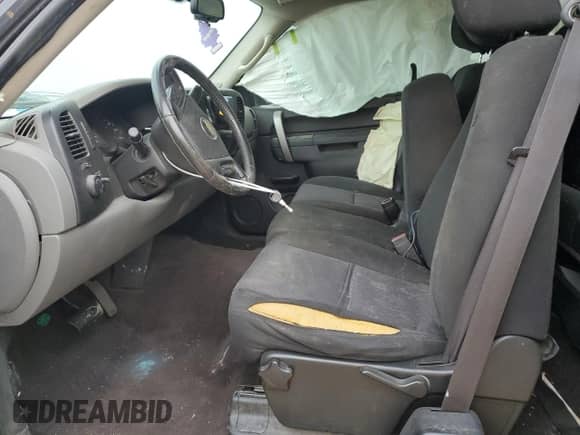 2011 Chevrolet Silverado 1500 LS z VIN 1GCRCREA7BZ115987, wystawiony jako Copart lot #55118205 z przebiegiem 108 272 mil mil oraz Szkoda całkowita • Salvage title. Historia ofert i sprzedaży dostępna na DreamBid. Obrazek 7.