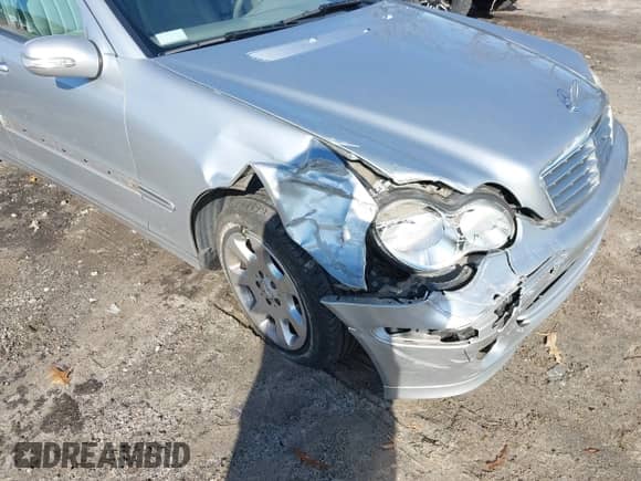 2005 Mercedes-Benz C 320 z VIN WDBRF64J75F604787, wystawiony jako IAAI lot #41114916 z przebiegiem 270 000 mil mil oraz . Historia ofert i sprzedaży dostępna na DreamBid. Obrazek 6.