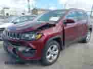 2021 Jeep Compass Altitude z VIN 3C4NJCBB9MT592543, wystawiony jako IAAI lot #43276421 z przebiegiem 62 833 mil mil oraz . Historia ofert i sprzedaży dostępna na DreamBid. Obrazek 2.
