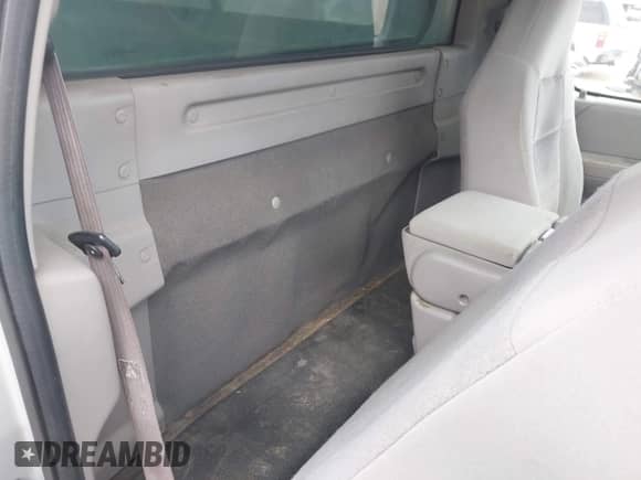 2003 Ford F-150 XL z VIN 1FTRF17283KB15604, wystawiony jako IAAI lot #43243037 z przebiegiem 284 574 mil mil oraz . Historia ofert i sprzedaży dostępna na DreamBid. Obrazek 8.