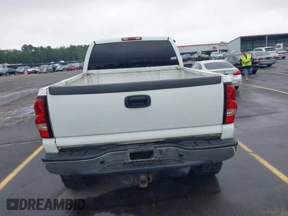 2004 Chevrolet Silverado 2500HD LT z VIN 1GCHK29164E130488, wystawiony jako IAAI lot #42934215 z przebiegiem 380 858 mil mil oraz . Historia ofert i sprzedaży dostępna na DreamBid. Obrazek 16.