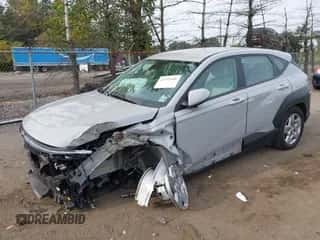 2025 Hyundai Kona SE с VIN KM8HACAB2SU189548, выставлен на аукционе IAAI как лот 43292506 с пробегом 12 416 миль миль и . История ставок и продаж доступна на DreamBid. Изображение 2.