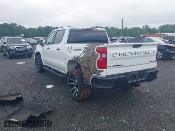 2022 Chevrolet Silverado 1500 Custom Trail Boss z VIN 3GCPYCEL6NG108492, wystawiony jako IAAI lot #42362191 z przebiegiem 46 701 mil mil oraz . Historia ofert i sprzedaży dostępna na DreamBid. Obrazek 3.