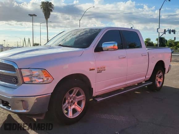 2019 Ram 1500 Lone Star z VIN 1C6RR6LT0KS586476, wystawiony jako Copart lot #83947905 z przebiegiem 87 571 mil mil oraz Czysty tytuł • Clean title. Historia ofert i sprzedaży dostępna na DreamBid. Obrazek 2.