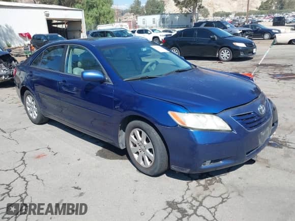 2007 Toyota Camry LE z VIN 4T1BK46K97U043107, wystawiony jako IAAI lot #43305633 z przebiegiem 181 184 mil mil oraz . Historia ofert i sprzedaży dostępna na DreamBid. Obrazek 1.