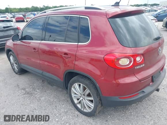 2011 Volkswagen Tiguan S с VIN WVGAV7AX5BW001697, выставлен на аукционе IAAI как лот 41981530 с пробегом 160 757 миль миль и . История ставок и продаж доступна на DreamBid. Изображение 3.