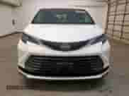 2021 Toyota Sienna LE z VIN 5TDKRKEC2MS035378, wystawiony jako Copart lot #83766535 z przebiegiem 33 172 mil mil oraz Czysty tytuł • Clean title. Historia ofert i sprzedaży dostępna na DreamBid. Obrazek 5.