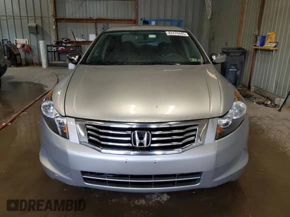 2010 Honda Accord LX z VIN 1HGCP2E35AA030907, wystawiony jako Copart lot #82470445 z przebiegiem 154 826 mil mil oraz Czysty tytuł • Clean title. Historia ofert i sprzedaży dostępna na DreamBid. Obrazek 5.