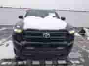 2024 Toyota Tacoma SR5 z VIN 3TMKB5FN3RM004833, wystawiony jako IAAI lot #41580572 z przebiegiem 7 039 mil mil oraz . Historia ofert i sprzedaży dostępna na DreamBid. Obrazek 12.