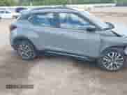 2021 Nissan Kicks SR z VIN 3N1CP5DV6ML474963, wystawiony jako IAAI lot #43302924 z przebiegiem 14 218 mil mil oraz . Historia ofert i sprzedaży dostępna na DreamBid. Obrazek 6.