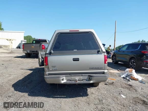 2001 Chevrolet S-10 LS with VIN 1GCCS19W318113416, listed as a IAAI auction lot 42586520 with 158,682 mi miles and . Bid and sale history available at DreamBid. Image 17.