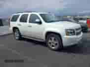 2010 Chevrolet Tahoe LTZ z VIN 1GNUCCE03AR238688, wystawiony jako IAAI lot #41775032 z przebiegiem 215 614 mil mil oraz . Historia ofert i sprzedaży dostępna na DreamBid. Obrazek 1.