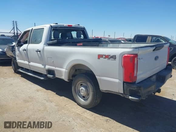 2024 Ford F-250 XL z VIN 1FT7W2BA6REC52771, wystawiony jako IAAI lot #41864059 z przebiegiem 29 652 mil mil oraz . Historia ofert i sprzedaży dostępna na DreamBid. Obrazek 3.