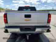 2018 Chevrolet Silverado 1500 LT z VIN 1GCVKREC0JZ180388, wystawiony jako Copart lot #56705505 z przebiegiem 113 827 mil mil oraz Szkoda całkowita • Salvage title. Historia ofert i sprzedaży dostępna na DreamBid. Obrazek 6.