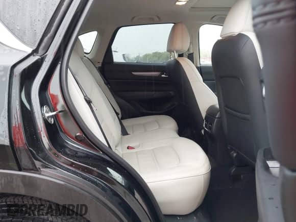 2023 Mazda CX-5 S Carbon Edition z VIN JM3KFBCM3P0126856, wystawiony jako IAAI lot #42020069 z przebiegiem 9 728 mil mil oraz . Historia ofert i sprzedaży dostępna na DreamBid. Obrazek 8.