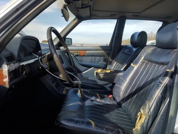 1983 Mercedes-Benz 300 SD с VIN WDBCB20A2DB048328, выставлен на аукционе Copart как лот 78741364 с пробегом 96 658 миль миль и Списание • Salvage title. История ставок и продаж доступна на DreamBid. Изображение 7.