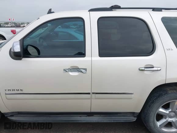 2012 Chevrolet Tahoe LTZ z VIN 1GNSCCE06CR305746, wystawiony jako IAAI lot #41852437 z przebiegiem 198 372 mil mil oraz . Historia ofert i sprzedaży dostępna na DreamBid. Obrazek 14.