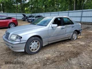 1999 Mercedes-Benz C 230/260/280/320 z VIN WDBHA24G4XA749633, wystawiony jako Copart lot #56560105 z przebiegiem 221 306 mil mil oraz Szkoda całkowita • Salvage title. Historia ofert i sprzedaży dostępna na DreamBid. Obrazek 1.