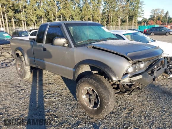 2000 Chevrolet S-10 LS ZR2 z VIN 1GCCT19W7Y8314243, wystawiony jako IAAI lot #43428398 z przebiegiem 251 205 mil mil oraz . Historia ofert i sprzedaży dostępna na DreamBid. Obrazek 1.