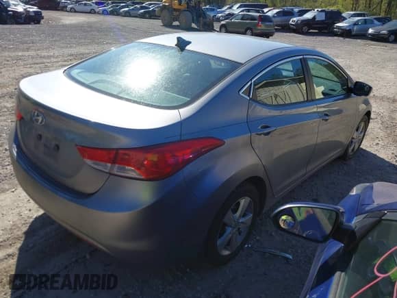 2013 Hyundai Elantra GLS z VIN KMHDH4AE0DU675062, wystawiony jako IAAI lot #43186022 z przebiegiem 146 855 mil mil oraz . Historia ofert i sprzedaży dostępna na DreamBid. Obrazek 4.