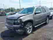 2013 Chevrolet Tahoe LTZ z VIN 1GNSKCE0XDR373858, wystawiony jako IAAI lot #42456875 z przebiegiem 297 084 mil mil oraz . Historia ofert i sprzedaży dostępna na DreamBid. Obrazek 2.