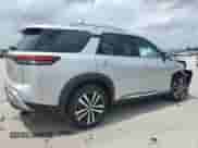 2025 Nissan Pathfinder Platinum с VIN 5N1DR3DJ6SC213429, выставлен на аукционе Copart как лот 54930835 с пробегом 2 358 миль миль и Списание • Salvage title. История ставок и продаж доступна на DreamBid. Изображение 3.