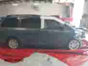 2014 Toyota Sienna XLE z VIN 5TDYK3DC2ES500586, wystawiony jako IAAI lot #41995867 z przebiegiem 148 861 mil mil oraz . Historia ofert i sprzedaży dostępna na DreamBid. Obrazek 13.