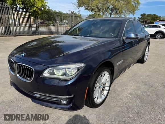 2015 BMW 7 Series 750i xDrive с VIN WBAYB6C5XFD965910, выставлен на аукционе Copart как лот 47488765 с пробегом 173 486 миль миль и Списание • Salvage title. История ставок и продаж доступна на DreamBid. Изображение 1.
