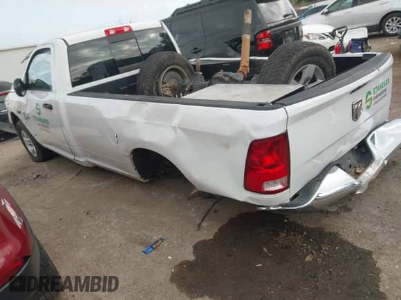 2019 Ram 1500 Tradesman z VIN 3C6JR6DT1KG674925, wystawiony jako IAAI lot #43297849 z przebiegiem 87 160 mil mil oraz . Historia ofert i sprzedaży dostępna na DreamBid. Obrazek 3.
