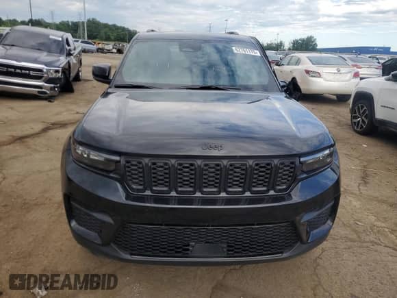 2025 Jeep Grand Cherokee Altitude z VIN 1C4RJHAG5SC300844, wystawiony jako Copart lot #62761175 z przebiegiem Nie podano mil oraz Czysty tytuł • Clean title. Historia ofert i sprzedaży dostępna na DreamBid. Obrazek 5.