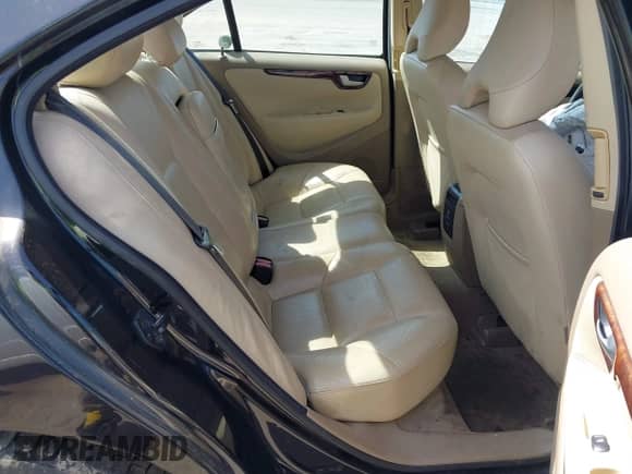 2005 Volvo S60 с VIN YV1RS592552481260, выставлен на аукционе IAAI как лот 42048549 с пробегом 164 491 миль миль и . История ставок и продаж доступна на DreamBid. Изображение 8.