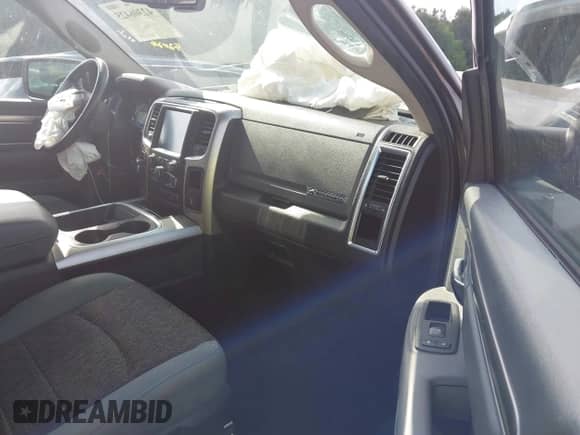 2018 Ram 1500 Big Horn z VIN 1C6RR7LM5JS247760, wystawiony jako IAAI lot #42306425 z przebiegiem 93 664 mil mil oraz . Historia ofert i sprzedaży dostępna na DreamBid. Obrazek 5.