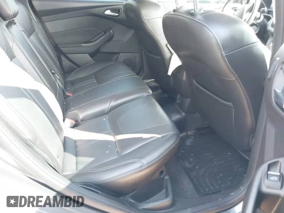 2014 Ford Focus Titanium z VIN 1FADP3N29EL438598, wystawiony jako IAAI lot #43374118 z przebiegiem 110 255 mil mil oraz . Historia ofert i sprzedaży dostępna na DreamBid. Obrazek 8.